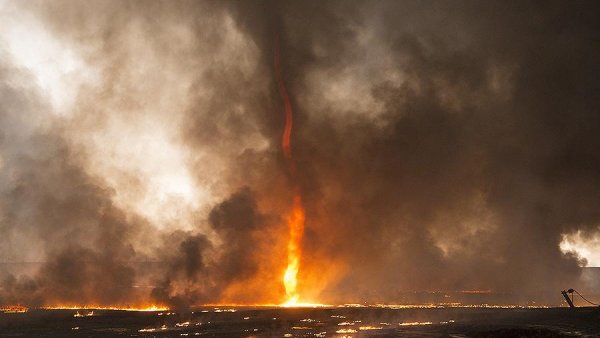 Американец сбежал от огненного торнадо на пылающем пикапе
