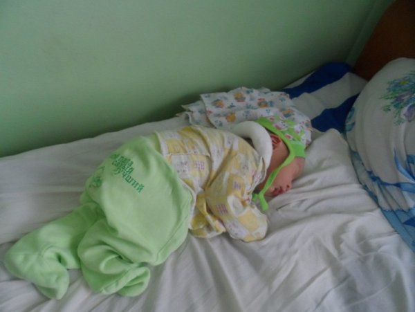 В Тихвине младенец упал с кровати и покалечил голову