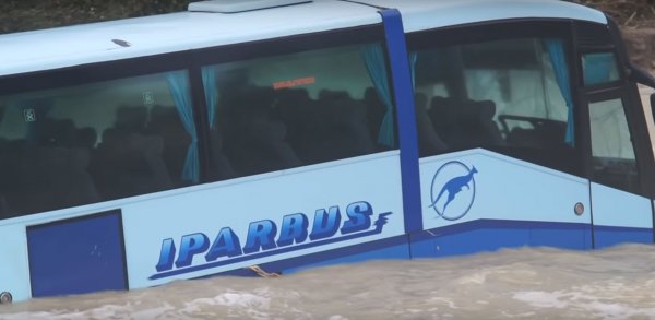 В Сети появилось видео, как шторм смыл в море автобус в Новороссийске