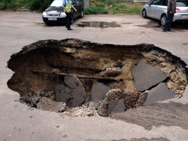 «Немного приуныл»: В Ростове автомобиль ушел под землю
