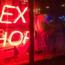 Продавец московского секс-шопа смутила и выгнала «стеснительного» грабителя