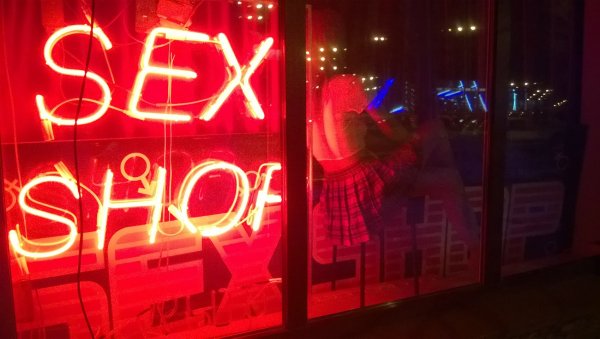 Продавец московского секс-шопа смутила и выгнала «стеснительного» грабителя