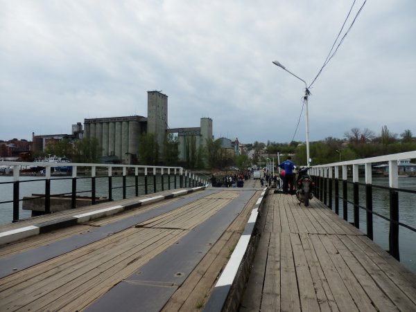 В Ростове участок понтонного моста ушел под воду