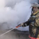 В Кузбассе при тушении дома пострадал пожарный