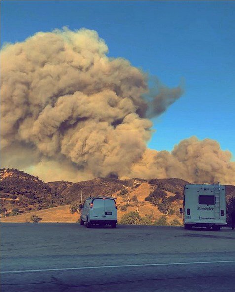 Из-за лесных пожаров в Калифорнии эвакуируют курортный город Малибу