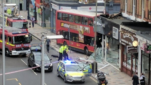 В Лондоне пострадали 20 человек от автобуса, угодившего в остановку