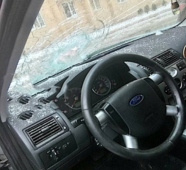 В Ростове вандал изуродовал машины замороженными яйцами