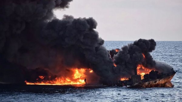 В Керченском проливе горят два судна под флагом Танзании
