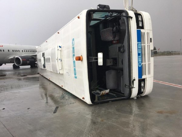 12 пассажиров пострадали в аэропорту Антальи от смерча