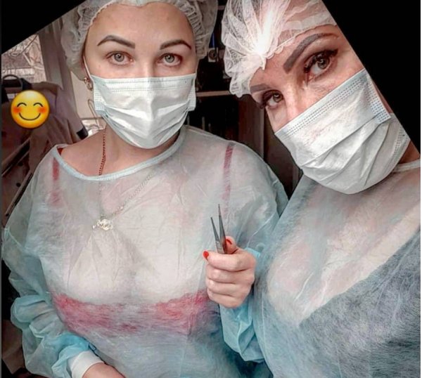 «Режут и шьют без остановки»: Ученицы хирурга-самозванца без перчаток и халатов провели операцию пациентке