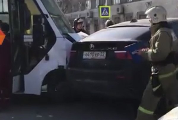 «У кого машина круче, тот и главный?»: В Барнауле столкнулись водители автобуса и BMW X6
