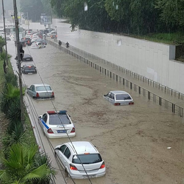 В Сочи из-за ливня затопило несколько улиц и дворов