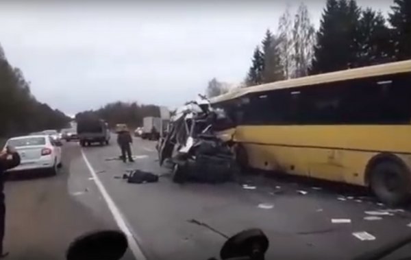 Причиной аварии и гибели 13 человек в Тверской области мог стать овраг на дороге