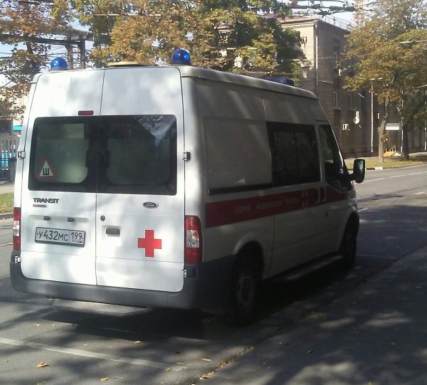 В Нижнем Новгороде автомобиль влетел в остановку: есть жертва